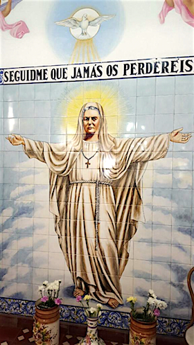 Fotografía vertical de la mayórica del templo con la imagen de la Madre María con sus brazos abiertos.